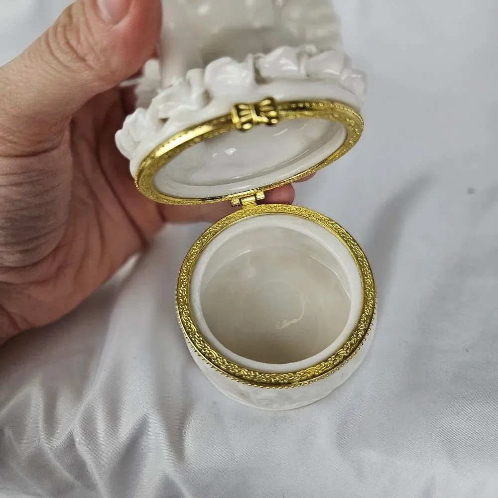 White Ceramic Cherub/Angel Trinket Jewerly Box With Roses, Great Condition